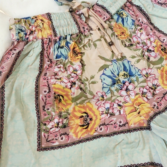FINAL SALE 🆕Floral print shorts - Picture 2 of 3